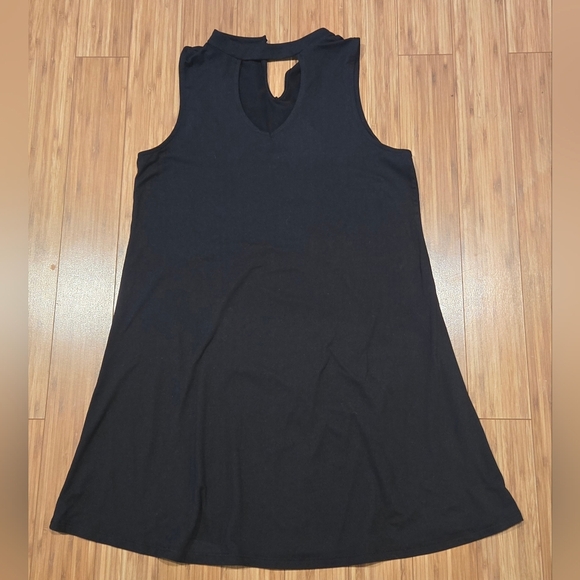 Mudd Sleeveless Dress with Keyhole Back - Picture 2 of 8